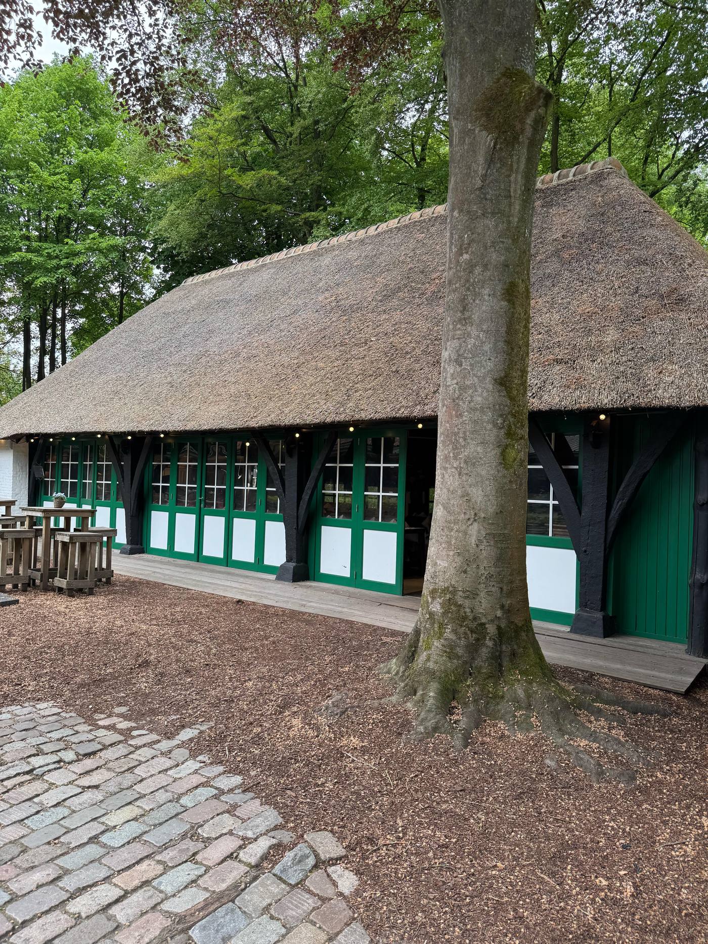 De schuur met rieten dak en groene deuren, de opnamelocatie van Discours