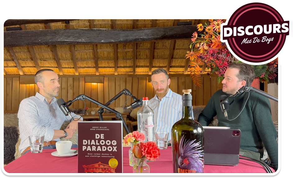 Discours Met De Boys &mdash; 3 hosts aan tafel in de Melkerij met het boek De Dialoog Paradox