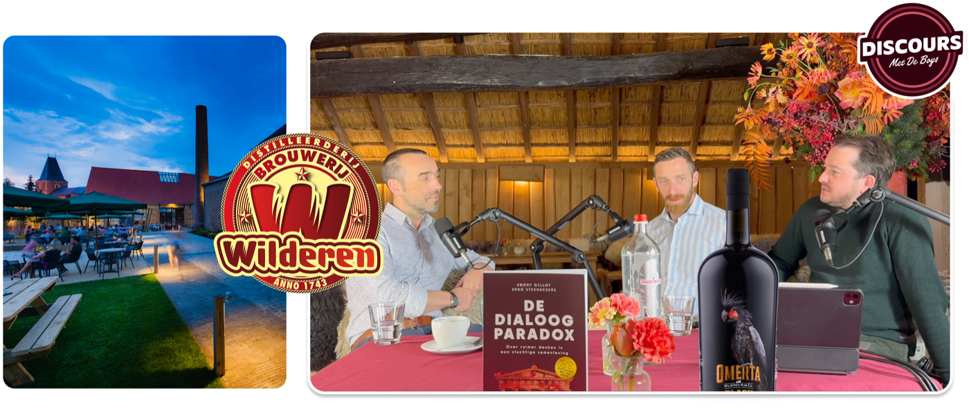 Brouwerij Wilderen bij avondschemering naast een opnameshot van Discours met het boek De Dialoog Paradox en een fles Omerta op tafel.